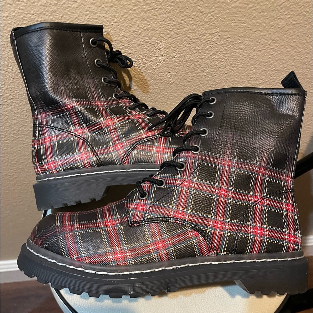 Black and red plaid boots #plaidboots